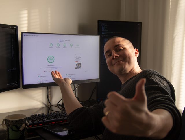 Jere Huttunen posing beside Google Lighthouse scores of 100